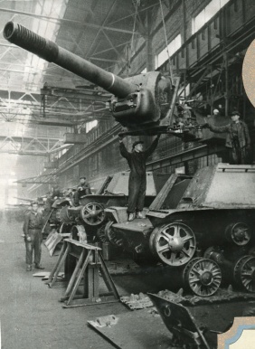 Альбом фотографий к 200-летию основания г. Челябинска (1745-1945). Страница 25. Раздел Танкоград. На сборке тяжелых танков., 1945