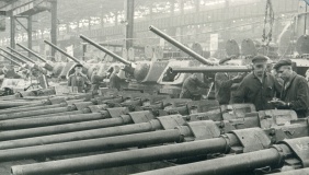 Альбом фотографий к 200-летию основания г. Челябинска (1745-1945). Страница 27. Раздел Танкоград. В сборочном цехе., 1945