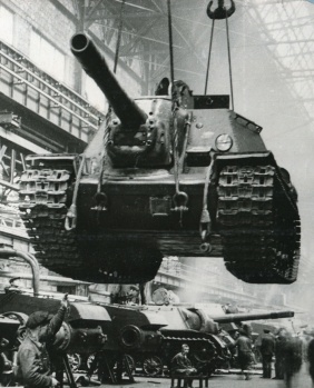 Альбом фотографий к 200-летию основания г. Челябинска (1745-1945). Страница 34. Раздел Танкоград. В сборочном цехе., 1945