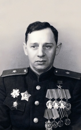 Исаак Моисеевич Зальцман, директор Кировского завода (1938–1949), нарком танковой промышленности СССР (июль 1942–июнь 1943), 1945