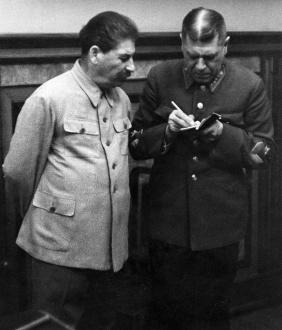 Иосиф Сталин разговаривает с Борисом Шапошниковым во время подписания Пакта о ненападении, 1939 г.
