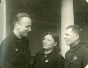 Ф.П288-К, Оп.1, Д.279, Л.39_4. Делегаты-орденоносцы девятого эшелона Романов, Лукина, Смородинцев