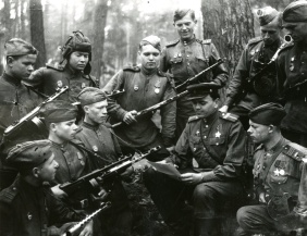 Ф.П-765, Оп.2, Д.24, Л.1_Момент чтения писем с Урала разведчиками разведроты 63-ей ЧДТБ, август 1944