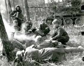 Ф.П-765, Оп.2, Д.45, Л.1_Танкисты второго танкового батальона 63-ей ЧДТБ в минуты отдыха, 1944