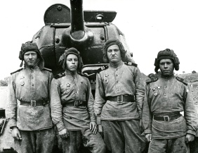 Ф.П-765, Оп.2, Д.48, Л.1_Экипаж одного из танков третьего танкового батальона 63-ей ЧДТБ у своей боевой машины, [1944]