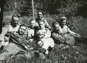 Ф.П-765, Оп.2, Д.24, Л.1_Момент чтения писем с Урала разведчиками разведроты 63-ей ЧДТБ, август 1944