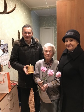 Зайти в гости к ветерану, поговорить в уютной домашней обстановке, расспросить о проблемах и возможности оказания помощи стало доброй традицией не только в преддверии знаменательных дат или праздников.