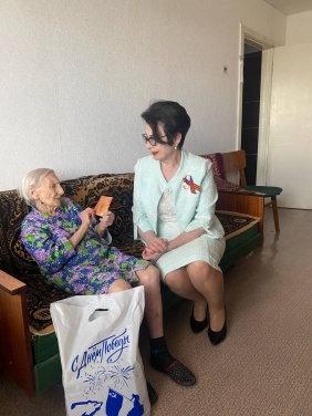 Зайти в гости к ветерану, поговорить в уютной домашней обстановке, расспросить о проблемах и возможности оказания помощи стало доброй традицией не только в преддверии знаменательных дат или праздников.