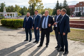 Председатель Законодательного Собрания области Александр Лазарев посетил Пласт и возложил цветы к памятнику Александру Неклюдову, который возглавлял район 35 лет