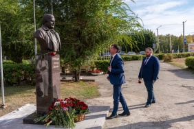 Председатель Законодательного Собрания области Александр Лазарев посетил Пласт и возложил цветы к памятнику Александру Неклюдову, который возглавлял район 35 лет