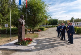 Председатель Законодательного Собрания области Александр Лазарев посетил Пласт и возложил цветы к памятнику Александру Неклюдову, который возглавлял район 35 лет