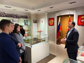 Депутат Арман Аракелян принял участие в проведении экскурсии по зданию Законодательного Собрания Челябинской области для студентов Троицкого филиала ЧелГУ