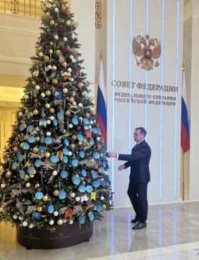 Председатель Законодательного Собрания Александр Лазарев принял участие во Всероссийской благотворительной акции «Елка желаний» и снял шар с новогодней елки в Совете Федерации