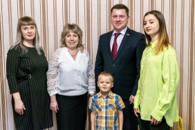 Заместитель председателя Законодательного Собрания Вадим Ромасенко и депутат Светлана Черепухина приняли участие во Всероссийской новогодней акции «Елка желаний»