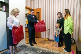 Заместитель председателя Законодательного Собрания Вадим Ромасенко и депутат Светлана Черепухина приняли участие во Всероссийской новогодней акции «Елка желаний»