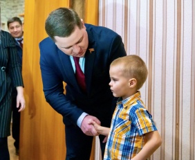 Заместитель председателя Законодательного Собрания Вадим Ромасенко и депутат Светлана Черепухина приняли участие во Всероссийской новогодней акции «Елка желаний»