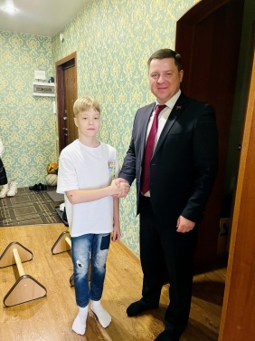 Заместитель председателя Законодательного Собрания Вадим Ромасенко и депутат Светлана Черепухина приняли участие во Всероссийской новогодней акции «Елка желаний»
