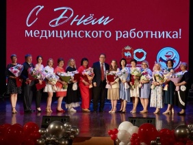 Торжественный вечер с большим праздничным концертом в ДК ЧТПЗ организовали фракция "Партии пенсионеров" в Законодательном Собрании 