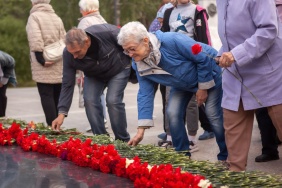Степан Фирстов и Владимир Владимирский возложили цветы к Мемориалу защитников Отечества 