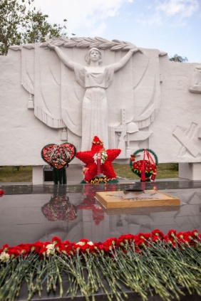Степан Фирстов и Владимир Владимирский возложили цветы к Мемориалу защитников Отечества 