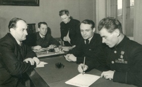 Заседание окружной избирательной комиссии. 10 февраля 1946 г.