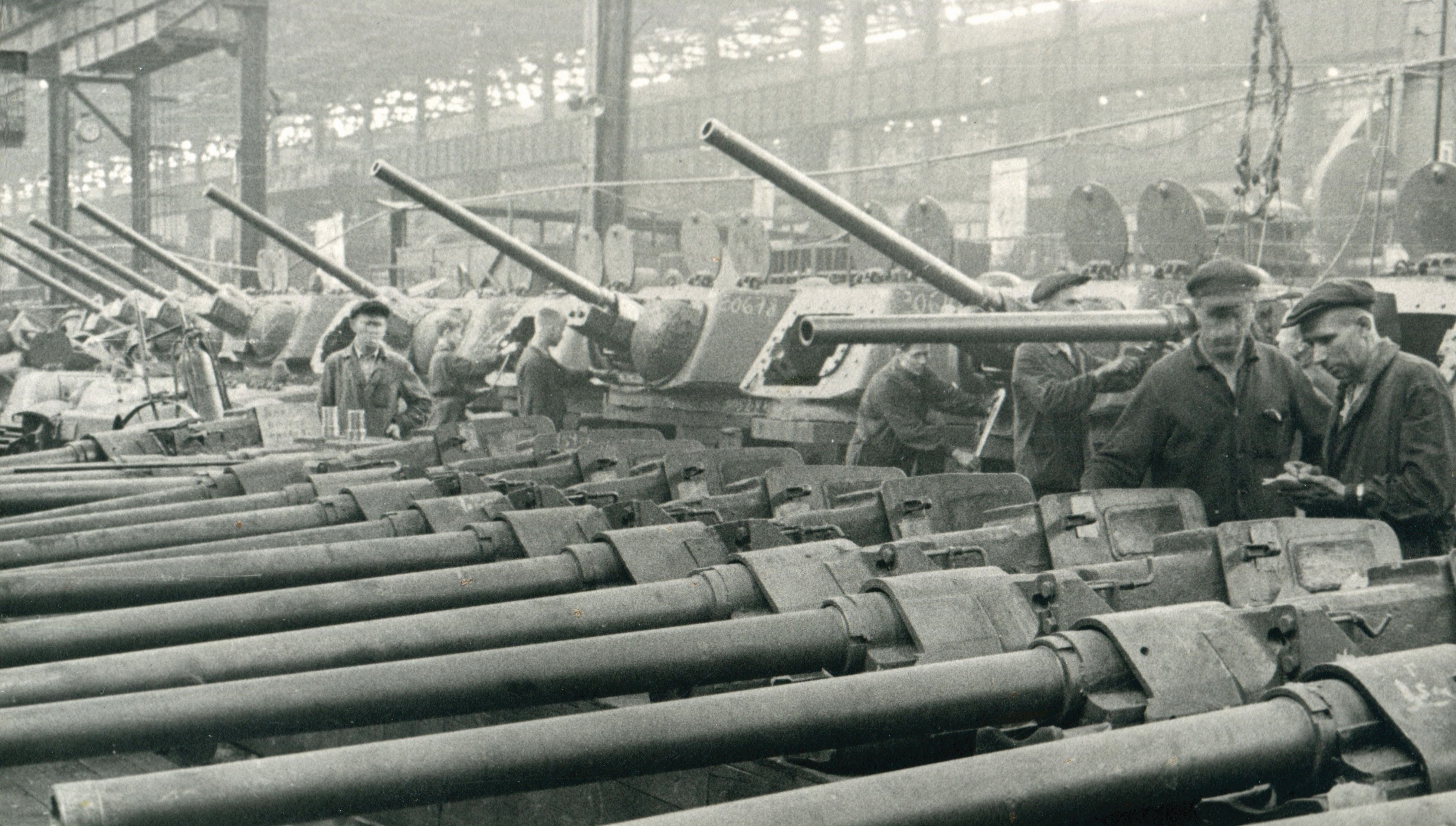 В сборочном цехе Челябинского Кировского завода. 1945 год. Фото и коллекции ОГАЧО