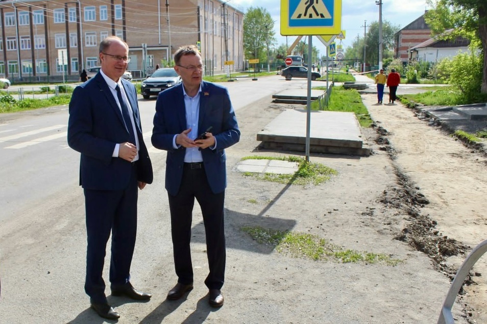Владимир Перезолов проинспектировал ремонт улицы Советской в поселке Увельском